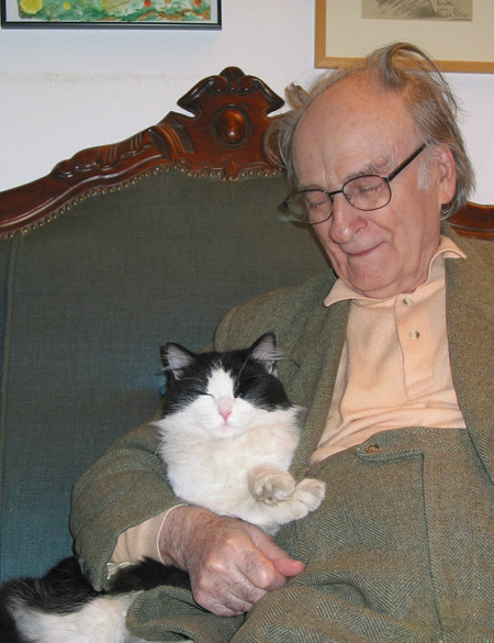 Andrea Zanzotto con uno dei suoi gatti